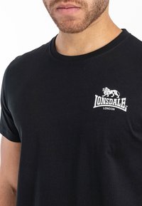 Lonsdale NORMALE PASSFORM WHITENESS - Trükipildiga T-särk - black white