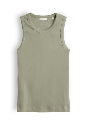 Canotta senza maniche in maglia a coste verde oliva chiaro con scollo rotondo e etichetta del marchio visibile all'interno del colletto.