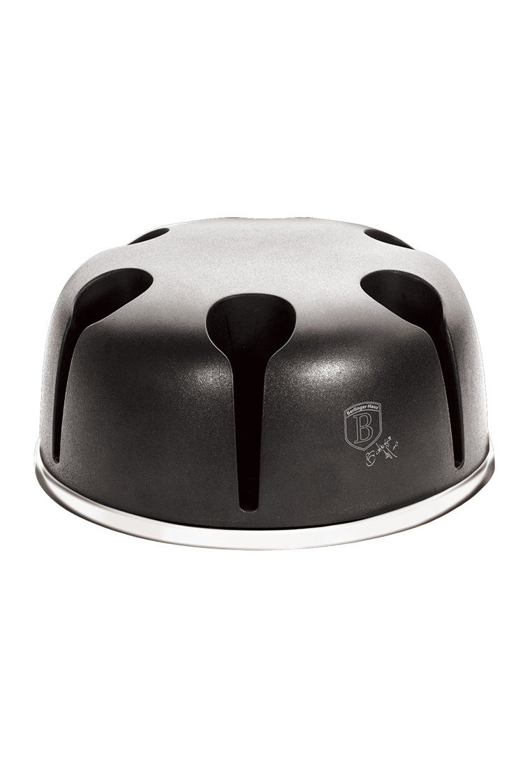 Czarna i srebrna stalowa bębenek z sześcioma równomiernie rozmieszczonymi otworami dźwiękowymi oraz logo z boku, pokazany z górnego kąta.