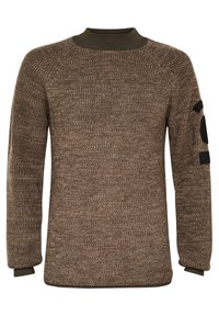 Brauner Strickpullover mit dunklem Rippkragen und -bund, ausgestattet mit einem schwarzen Patch mit Design auf dem oberen linken Ärmel.