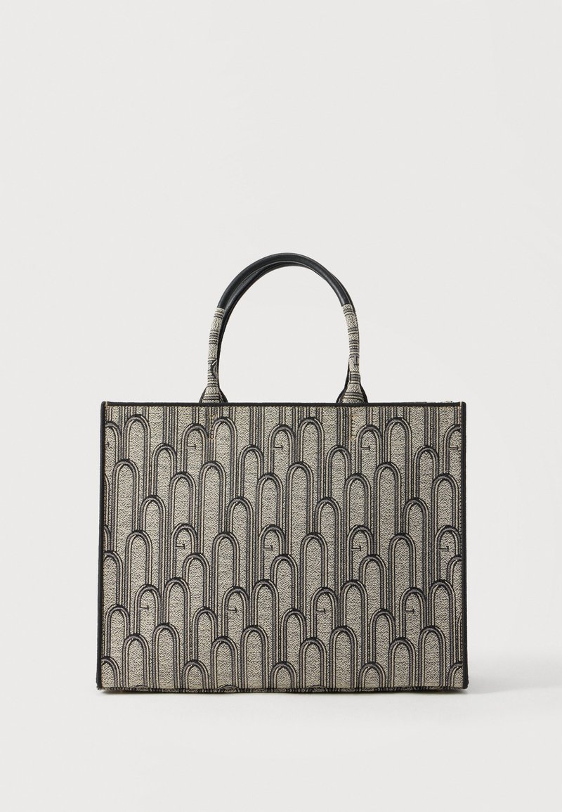 Δομημένη ορθογώνια τσάντα ώμου με μοτίβο τόξου σε μαύρο και μπεζ και δύο στρογγυλές λαβές με μαύρο περίγραμμα σε λευκό φόντο.