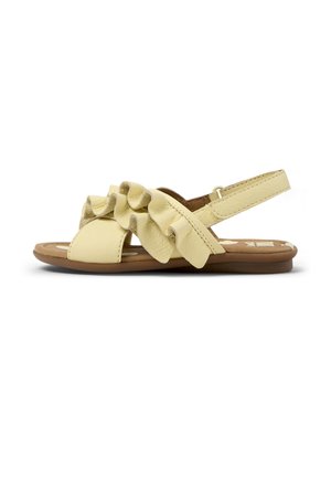 Gul lædersandal med flæsedetaljer, åben tå-design og justerbar ankelrem. Flad sål med kontrast i tanfarve.