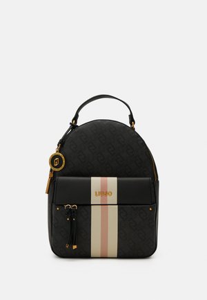 Schwarzer runder Rucksack mit Vordertasche, beige und pink vertikalen Streifen, goldenem Logo und einem runden goldenen Reißverschluss-Anhänger.