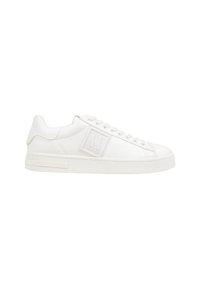 Zapatilla baja blanca con cordones en la parte delantera y el logo grabado "AX" en el lateral, que presenta una suela de goma gruesa.