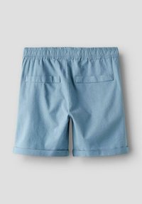 Lichtblauwe shorts met een elastische tailleband, twee achterzakken en opgerolde cuffs. Gemaakt van een gladde, zachte stof met een eenvoudig ontwerp.