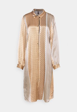 Midi-skjortekjole med lange ærmer, der har blandede geometriske mønstre i beige, brun og hvid, med krave og knapper foran.