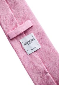 Vaaleanpunainen kangassite, jossa on monimutkainen paisley-kuvio. Mukana valkoinen etiketti, jossa lukee "JOHN HENRIC" ja "Valmistettu Italiassa". Pehmeä rakenne.