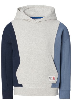 Dziecięca bluza z kapturem w jasnoszarym kolorze z granatowym lewym rękawem, niebieskim prawym rękawem, przednią kieszenią oraz małą metką marki na kieszeni.