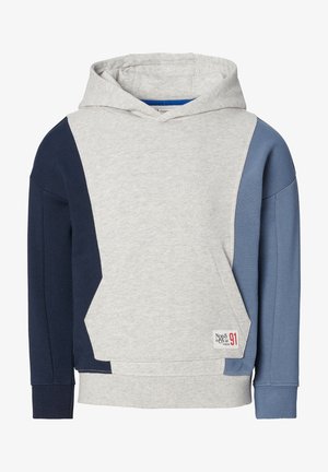 Sweat-shirt à capuche pour enfants avec corps gris clair, manches gauche bleu marine, manches droite bleue, poche avant et petite étiquette de marque sur la poche.