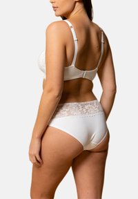 Ensemble de lingerie blanche avec une bordure en dentelle au niveau de la taille, des bretelles réglables et un tissu doux et lisse dans un design classique.