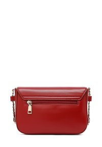 Borsa crossbody in pelle sintetica rossa con tasca con zip e tracolla a catena. Texture liscia con chiusura a patta e forma rettangolare elegante.