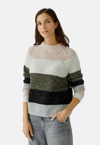 Strickpullover mit horizontalen Streifen in zartem Rosa, Weiß, olivgrün, Schwarz und Grau. Rippstruktur und runder Ausschnitt.