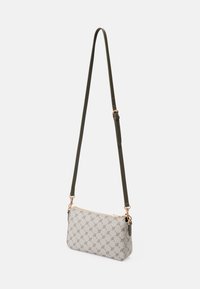 Borsa a tracolla realizzata in materiale grigio chiaro texturizzato, caratterizzata da un motivo geometrico, hardware dorato e una tracolla verde oliva regolabile.