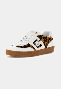 Sneaker bianco con accenti leopardati, dotato di suola in gomma testurizzata, punta rotonda e lacci. Dettaglio del logo dorato sulla linguetta.