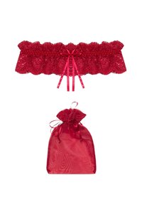 Punainen pitsinen sukkanauha, jossa on röyhelöreunat, keskiössä on satiininen nauha ja kaksi koristeellista nauhaa. Mukana on yhteensopiva läpikuultava punainen nyöripussi.