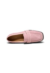 Mocassini in suede rosa con punta quadrata, dotati di una suola nera piatta e una fascia decorativa sulla parte superiore. Fodera interna liscia.