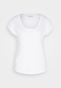 Valkoinen lyhythihainen T-paita, jossa on avara kaula-aukko. Pehmeä rakenne, hieman ylisuuri malli ja suora helma. Brändilogo näkyvissä kaula-aukossa.