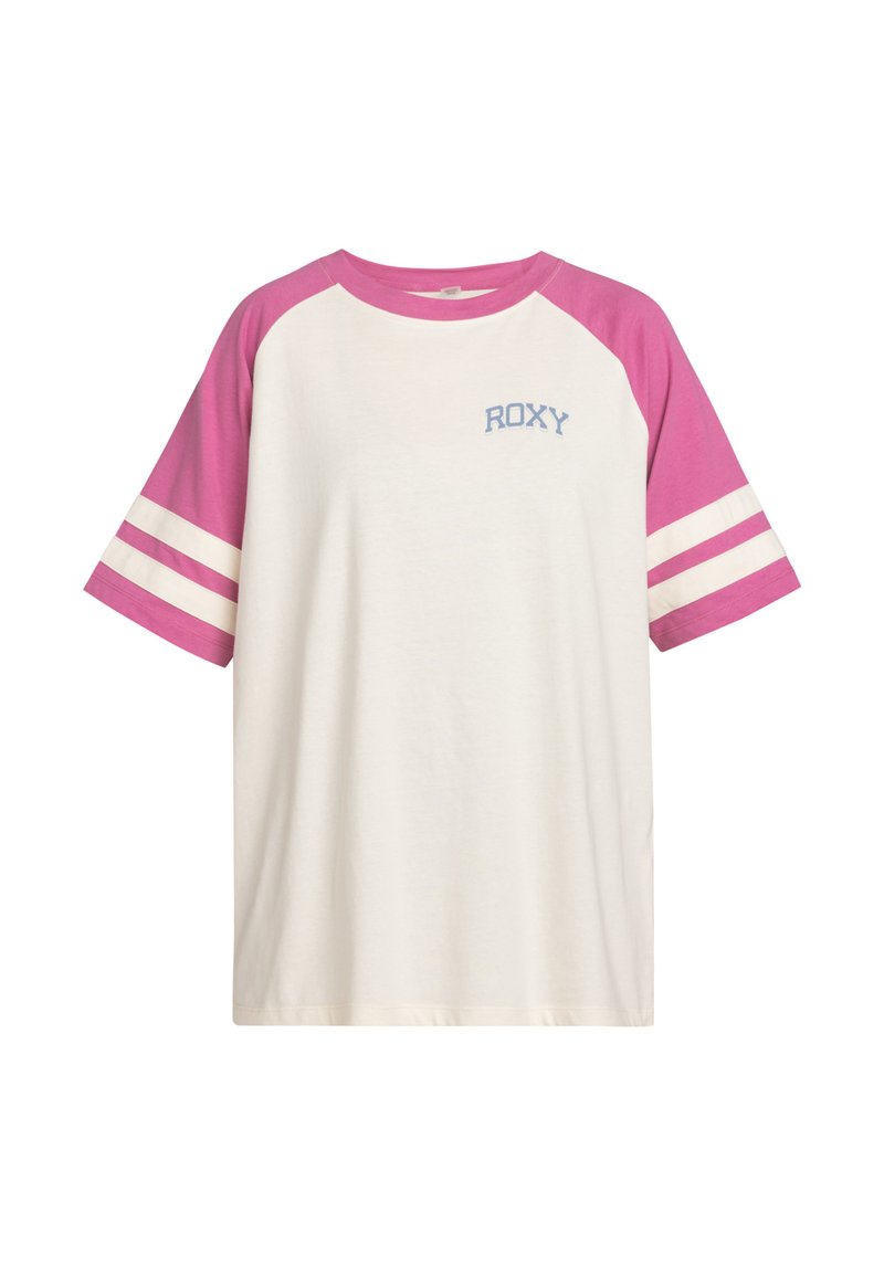 Camiseta blanca de manga corta con mangas raglán rosas, dos rayas blancas en cada manga y "ROXY" impreso en el pecho en azul.