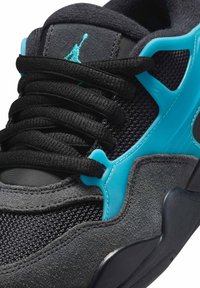 Svart sportskor med meshinläggning, turkosa detaljer, texturerade grå mockapaneler och svarta snören. Svart gummisula med slät yta.