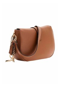 Sac bandoulière en cuir marron de forme arrondie, avec une longue sangle et des garnitures en métal doré, incluant un accent en chaîne.