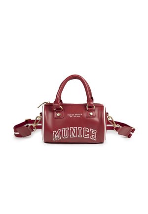 Bolso pequeño de cuero rojo con doble asa, correa de hombro a rayas desmontable y letras blancas "MUNICH" en la parte frontal.