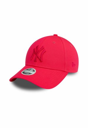 Rode baseballpet met een gebogen rand, voorzien van een geborduurd logo aan de voorkant en een reflecterende badge aan de zijkant. Gestructureerde stof.
