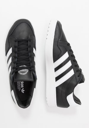 adidas Originals, TEAM COURT - Sneakers basse - core black/footwear white