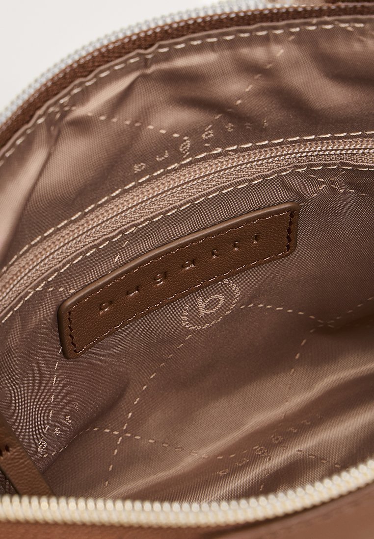 Interno in tessuto marrone di una borsa con una texture liscia, dotato di una tasca zippata e di un'etichetta in pelle cucita sul lato.