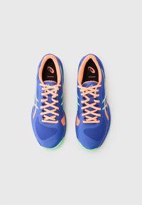 Modré sportovní boty s oranžovými detaily, zelenými podešvemi a texturovaným síťovaným svrškem. Šněrování je také oranžové a má elegantní design.