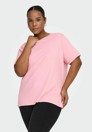 Lyserød bomuld T-shirt med afslappet pasform, rund halsudskæring og korte ærmer. Stoffet har en glat tekstur og er kombineret med mørke jeans.