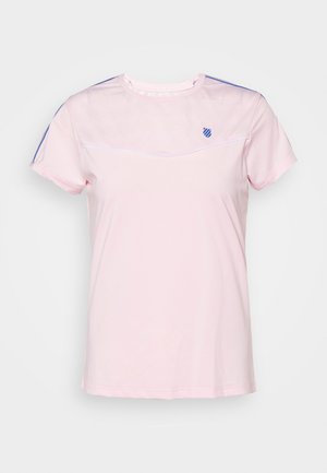 Camicia rosa chiaro a maniche corte con strisce blu sulle spalle, un piccolo logo a scudo blu sul petto a sinistra e scollo tondo.