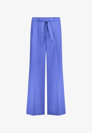 Pantalon à jambes larges en tissu bleu vif à texture lisse, doté d'une ceinture à la taille et d'une ceinture nouée à l'avant pour l'ajustement.