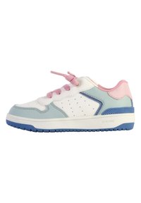Weiße und pastellblaue Sneaker mit rosa Akzenten, Obermaterial aus strukturiertem Leder und Mesh, runde Zehenform, Schnürverschluss vorne, perforierte Seite für Atmungsaktivität.
