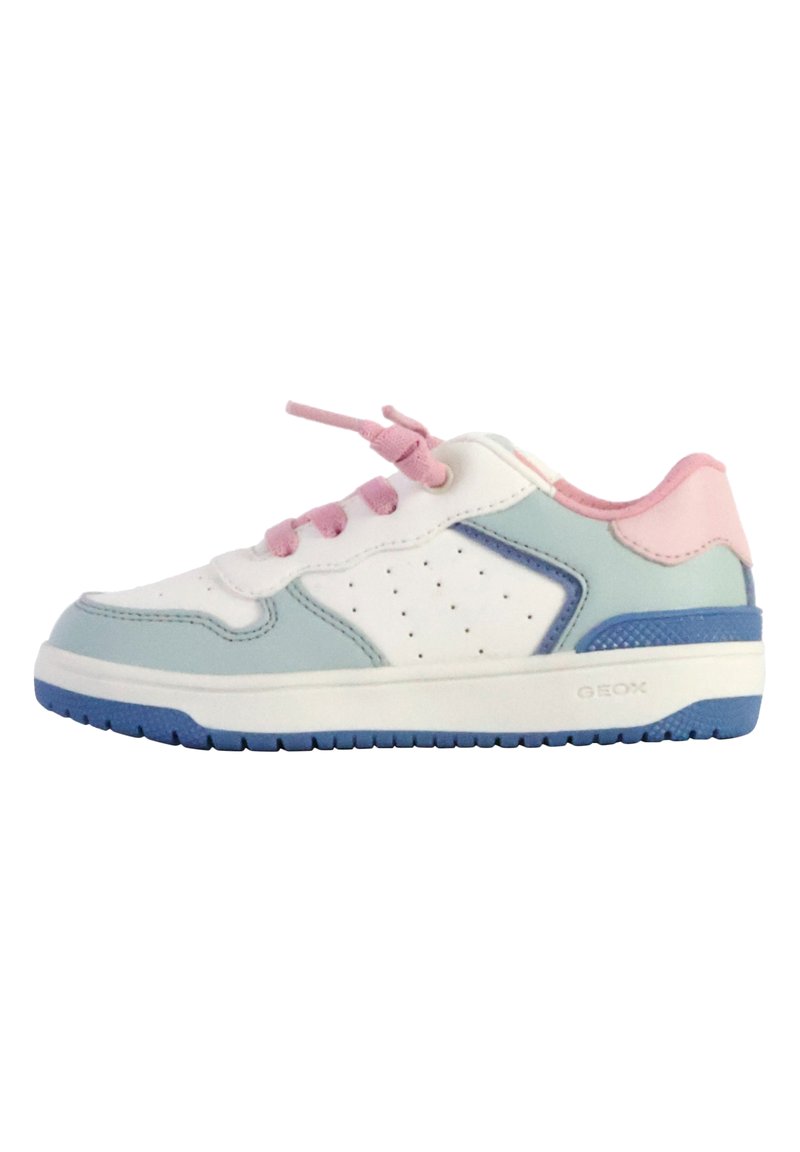 Weiße und pastellblaue Sneaker mit rosa Akzenten, Obermaterial aus strukturiertem Leder und Mesh, runde Zehenform, Schnürverschluss vorne, perforierte Seite für Atmungsaktivität.