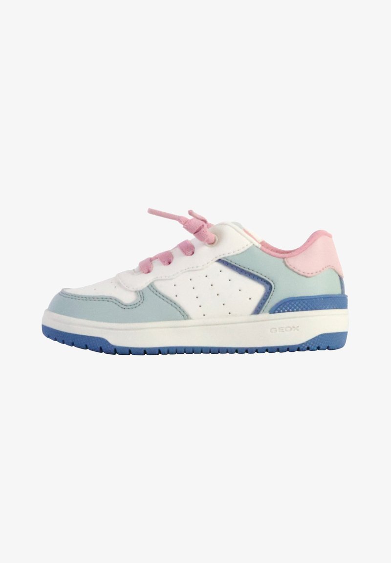 Weiße und pastellblaue Sneaker mit rosa Akzenten, Obermaterial aus strukturiertem Leder und Mesh, runde Zehenform, Schnürverschluss vorne, perforierte Seite für Atmungsaktivität.