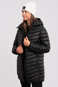 Chaqueta de plumas negra con capucha, con textura acolchada y cierre de cremallera. Combinada con un gorro de punto gris claro.