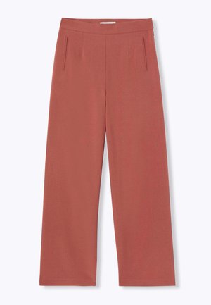 Pantalon taille haute à jambes larges en terre cuite douce avec poches côté fendus et un détail de ceinture épuré.