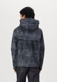 Heren hoodie in donkergrijs, van gestructureerde stof met een relaxte pasvorm, met een gelaagd achterontwerp en minimalistische stijldetails.