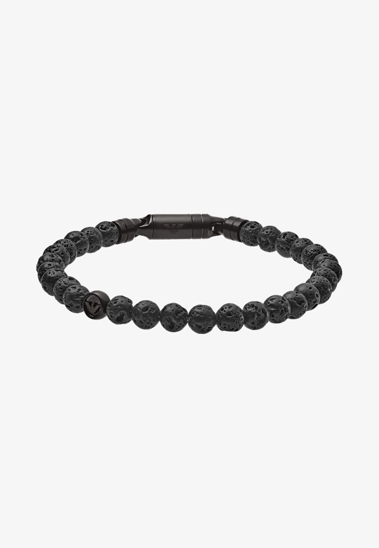 Bracelet en pierres de lave noires avec un fermoir cylindrique noir présentant un logo gravé discret.