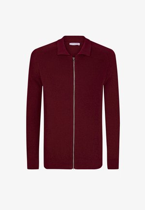 Bordeaux farbener Zip-Up Cardigan mit gerippter Struktur, flachem Kragen, langen Ärmeln und silbernem Reißverschluss. Klassisches Design, Strickstoff.