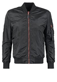 Czarna nylonowa kurtka bomberka z prążkowanym kołnierzem, mankietami i dolnym wykończeniem, z przodem zapinanym na miedziany zamek błyskawiczny oraz kieszenią na zamek na lewym rękawie.