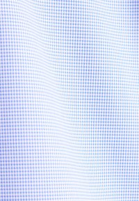 Tissu léger avec un motif à carreaux vichy bleu et blanc. Surface texturée, motif en grille espacée régulièrement, finition lisse.