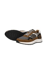 Bruine en zwarte sneaker met een mix van suede en mesh materialen, een ronde vorm, een witte tussenzool en een gestructureerde rubberen loopzool.
