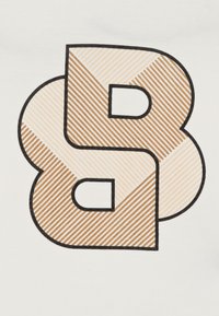 Grafisch ontwerp met een groot, gestileerd cijfer "8" in beige en bruine diagonale strepen, omlijnd in zwart op een witte achtergrond.