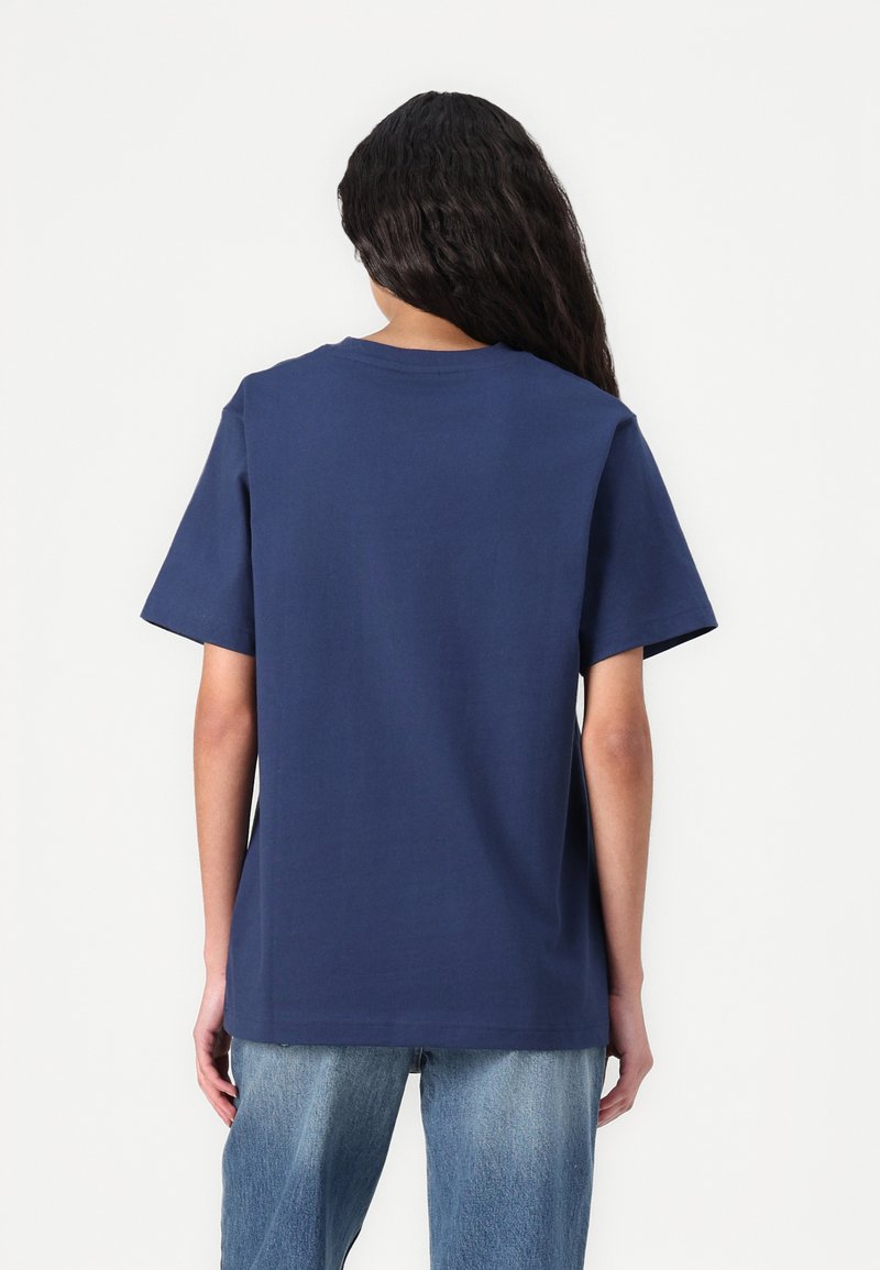 T-shirt en coton bleu marine avec une coupe décontractée, des manches courtes et un col rond. Le tissu a une texture lisse et ne présente aucun motif visible.