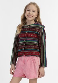 Daugiatomis, raštuotas švarkas su apvaliu iškirpimu ir mygtukais, turintis raudonas, žalias ir mėlynas juostas. Dėvimas viršrožinių šortų.