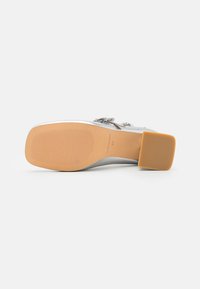 Alma en Pena Pumps - diva silver