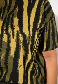 Studio Untold BATIK-STREIFEN - T-shirt print - dark olive