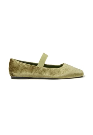 Ballerine in velluto verde con punta affusolata e fascia elastica sopra l'arco del piede, dotate di suola nera piatta.