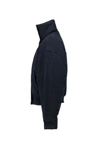 Marineblauwe jas met een hoge kraag, elastische manchetten en zijzakken. Gemaakt van zacht materiaal, met een rond logodetail op de schouder.